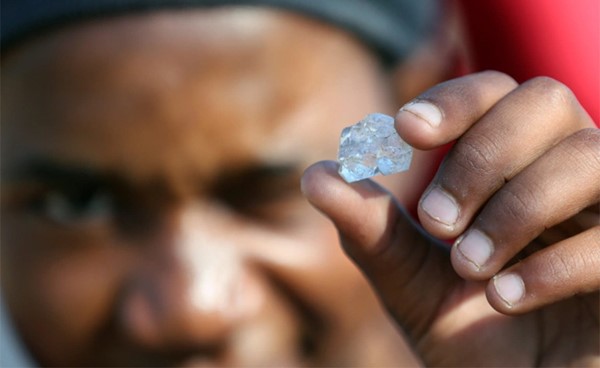 أحجار مجهولة تدفع باحثين عن الثراء للحفر وراء الألماس في قرية بجنوب أفريقيا