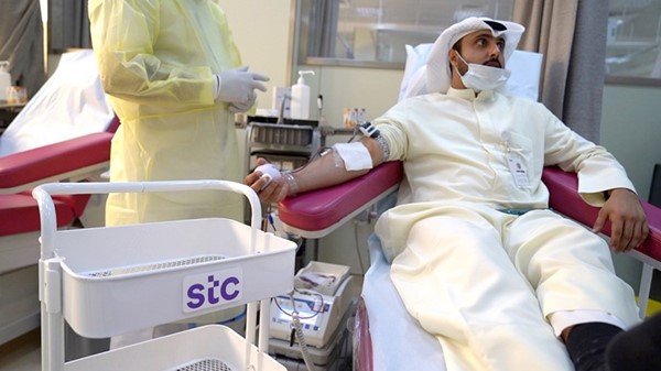 أحمد النويبت من فريق العلاقات العامة خلال التبرع بالدم