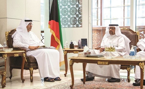 خليفة حمادة خلال لقائه مع السفير الإماراتي د.مطر النيادي