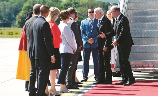 الرئيس الأميركي جو بايدن لدى وصوله إلى جنيف أمس		(أ.ف.ب)