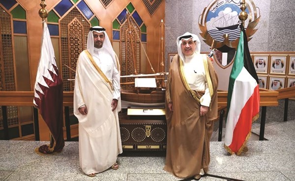 الشيخ حمد جابر العلي خلال استقباله السفير بندر بن محمد العطية