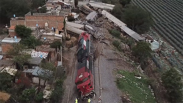 بالفيديو.. قطار شحن يجتاح منطقة سكنية في غرب المكسيك