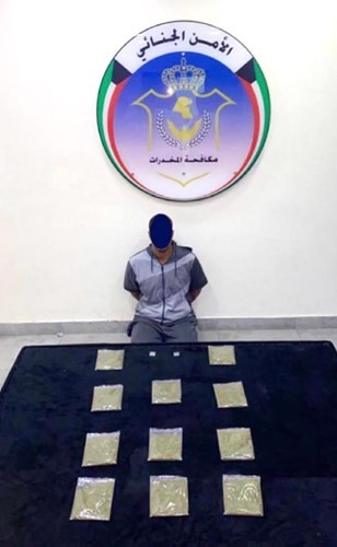 المدرس المصري بعد ضبطه في مقر الأمن الجنائي