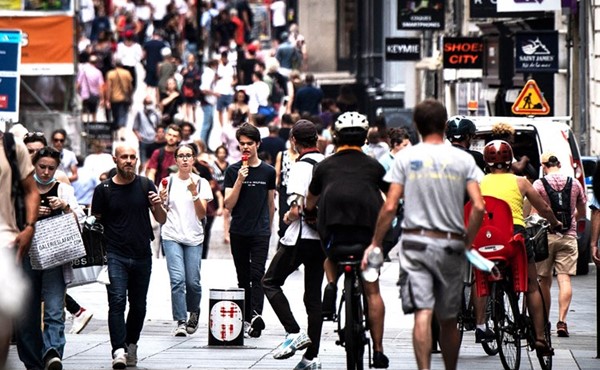 اشخاص في أحد شوارع وسط مدينة نانت الفرنسية حيث يسمح للناس بإزالة الكمامات	(أ.ف.پ)