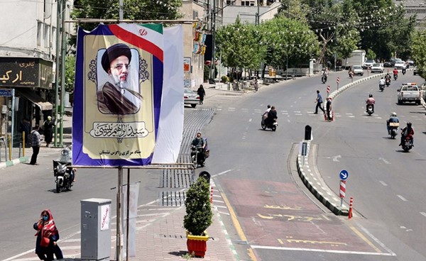 صورة للمرشح الرئاسي إبراهيم رئيسي في طهران	(أ.ف.پ)