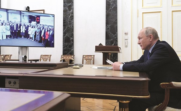 الرئيس الروسي ڤلاديمير بوتين خلال اجتماع افتراضي في موسكو امس	(رويترز)