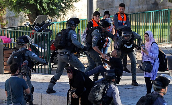 قوات الاحتلال تعتقل فلسطينيا خلال مظاهرة ردا على هتافات المتطرفين الإسرائيليين (أ.ف.پ)
