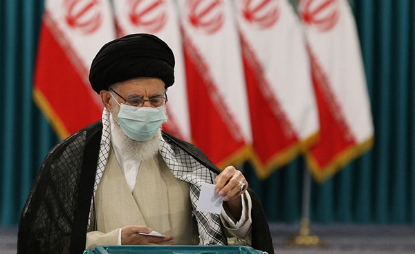 الإيرانيون ينتخبون رئيسهم وكبار المسؤولين يحثونهم على التصويت: الأعداء يريدون مشاركة متدنية