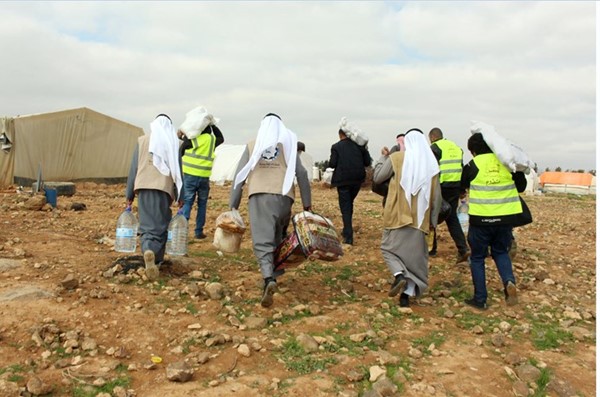 إيصال المساعدات للاجئين في المخيمات العشوائية