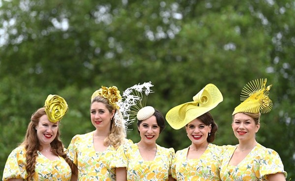 مجموعة من السيدات وتشكيلة من القبعات خلال سباق رويال اسكورت	(أ.ف.پ)