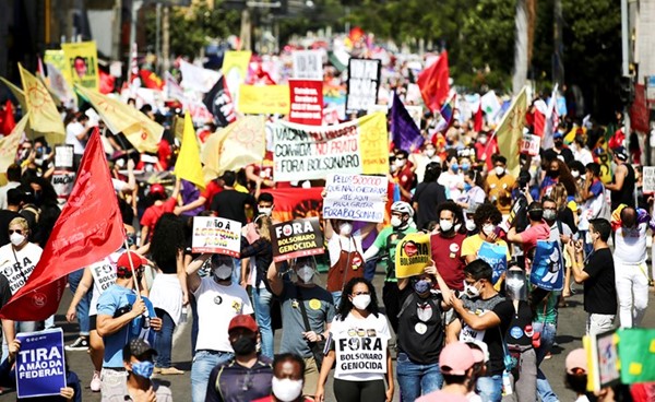 مظاهرة احتجاجية ضد تعامل الرئيس البرازيلي جايير بولسونارو مع جائحة ڤيروس كورونا	      (رويترز)