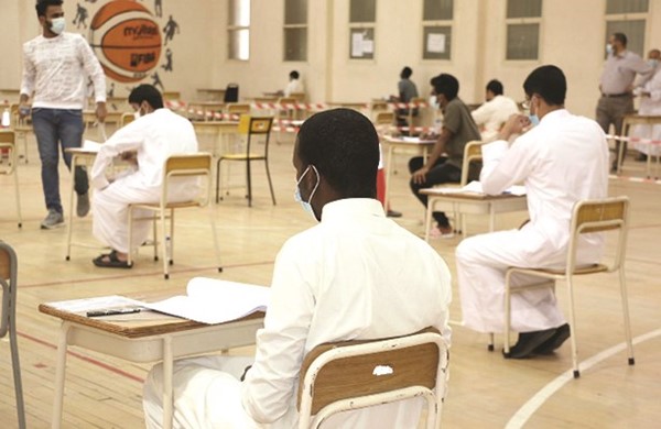 عدد من الطلبة خلال الاختبار