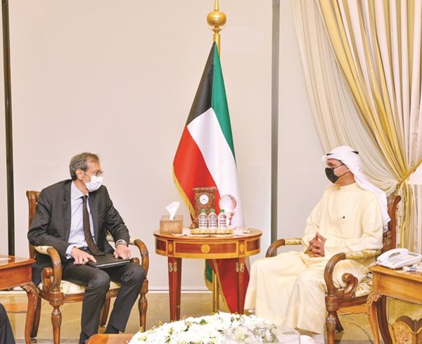 نائب وزير الخارجية السفير مجدي الظفيري خلال استقباله 
مساعد وزير الخارجية المصري السابق السفير إيهاب فوزي