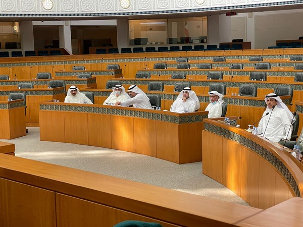 عدد من النواب يجلسون في مقاعد الوزراء قبيل الجلسة 