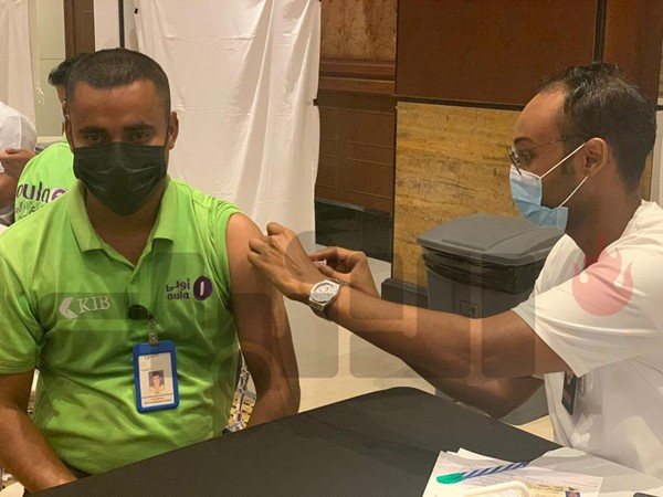"الصحة" تبدأ بتطعيم العاملين بشركات الوقود