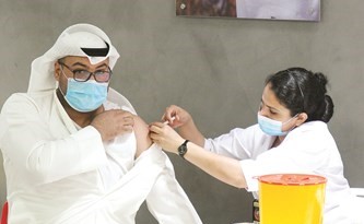 أحد الموظفين أثناء التطعيم