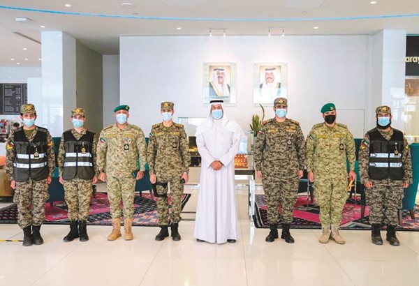 الفريق أول متقاعد الشيخ أحمد النواف وعدد من ضباط وعناصر الحرس