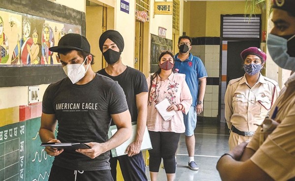 مسافرون ينتظرون لفحص وثائق حصولهم على اللقاح قبل المغادرة في نيودلهي	 (أ.ف.پ)