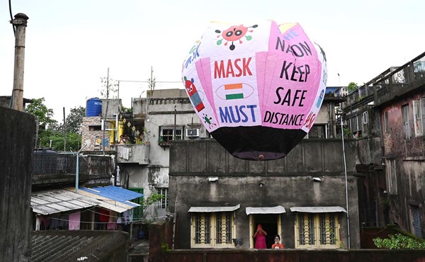 مصباح ورقي كبير يحمل تعليمات صحية لزيادة الوعي في مواجهة تفشي «كورونا» في كلكوتا