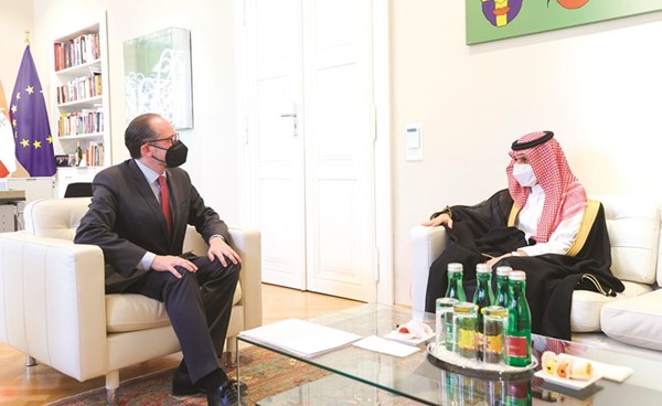 جانب من جلسة مباحثات بين وزير الخارجية السعودي الأمير فيصل بن فرحان ونظيره النمساوي ألكسندر شالينبرغ	(واس)