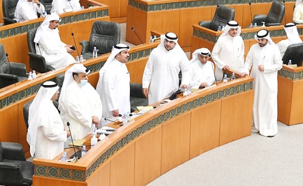 عدد من أعضاء كتلة ٣١ على مقاعد الوزراء 	(هاني الشمري)