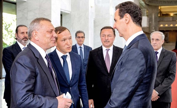 الرئيس بشار الأسد مستقبلا نائب رئيس الوزراء الروسي يوري بوريسوف في دمشق (أ.ف.پ)