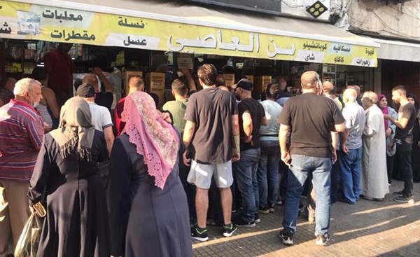 زحمة لبنانيين أمام أحد محال القهوة في منطقة طريق الجديدة بعد معلومات عن رفع الدعم عنها اليوم	(محمود الطويل)