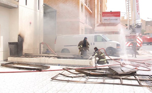 رجال الإطفاء يحكمون السيطرة على حريق المخزن