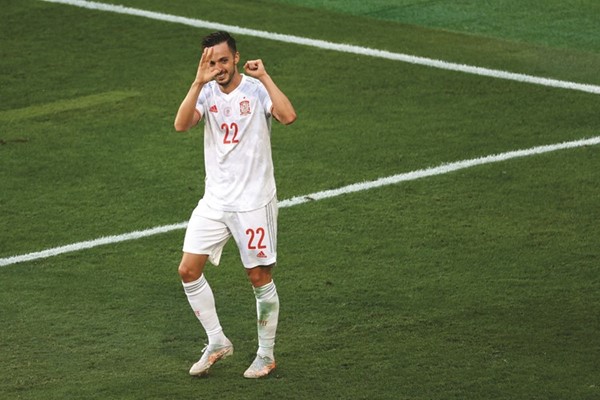 الإسبان « يُعيدون أيام زمان ».. وخروج مذلّ لسلوڤاكيا