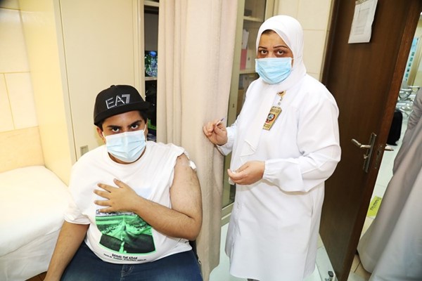 تطعيم أحد المراجعين في مركز الشلاحي