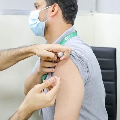 أحد موظفي الملا يتلقى التطعيم