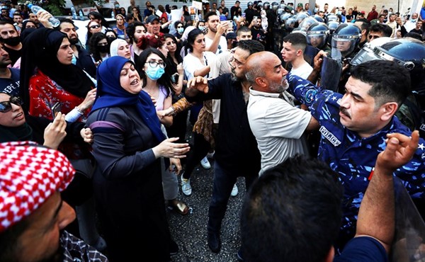 فلسطينيون يتظاهرون احتجاجا على مقتل الناشط المعارض نزار بنات 	 (رويترز)