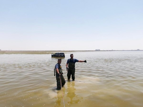 رجلا اطفاء خلال مراحل التعامل مع الحادث