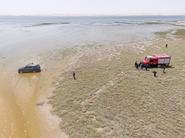 إنقاذ مواطنين غمرتهما المياه داخل مركبتهما في «الدوحة»