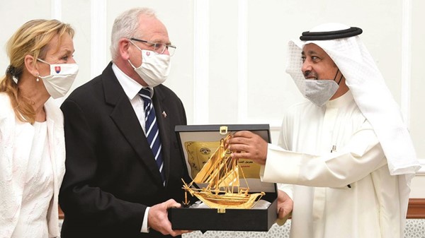بوم الكويت هدية من مسلم السبيعي إلى سفير سلوڤاكيا إيجور هايدوشيك وزوجته