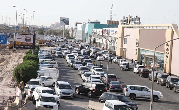 ازدحام في معظم طرق الكويت المؤدية إلى المجمعات التجارية	 (زين علام)
