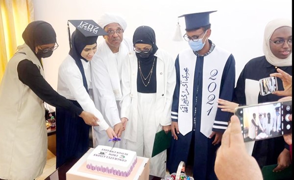 السفير السوداني يشارك الطلبة قطع كعكة الاحتفال