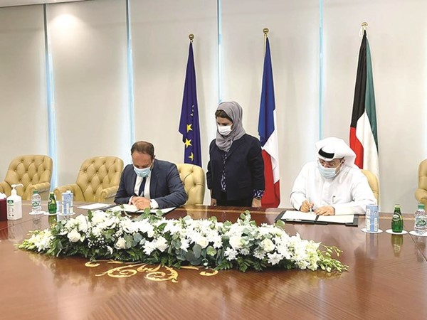 د.فواز الرفاعي خلال توقيع الاتفاقية مع ممثل جامعة نيس