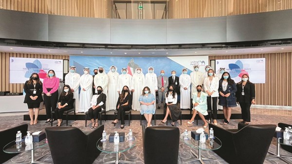 إداريو البنك مع الخريجين الجدد