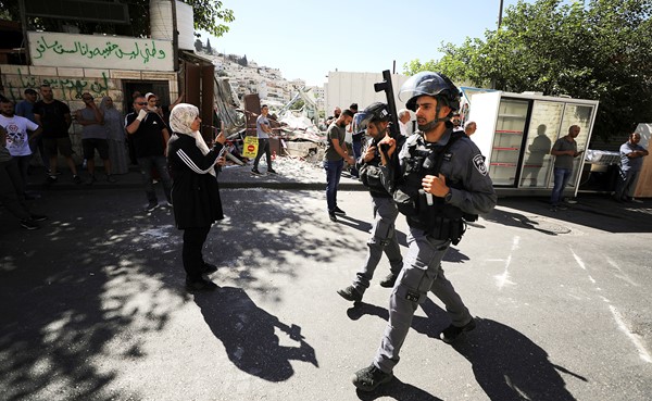 قوات الاحتلال تحمي عمليات الهدم في منطقة سلوان بالقدس المحتلة (رويترز)