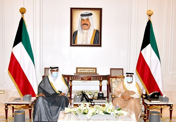 سمو نائب الأمير وولي العهد الشيخ مشعل الأحمد مستقبلا سمو الشيخ صباح الخالد