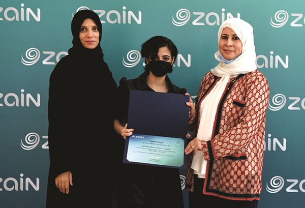  وتكريم إحدى الطالبات المتفوقات