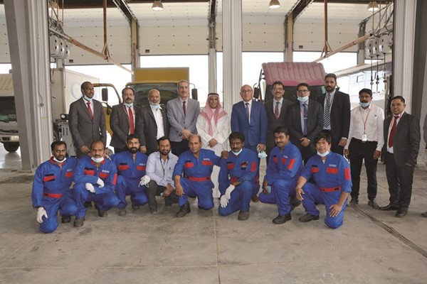 الساير مع فريق عمل مركز الصيانة