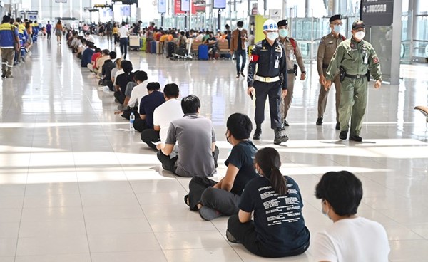 عمال المطار ينتظرون في طابور لتلقي التطعيمات ضد كورونا بمطار سوفارنابومي في بانكوك	(أ.ف.پ)