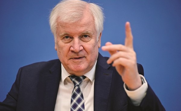 وزير الداخلية الألماني ينتقد «يويفا» بشدة
