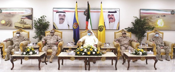 الشيخ حمد جابر العلي ورئيس الأركان الفريق الركن خالد صالح الصباح ونائب رئيس الأركان الفريق الركن فهد الناصر