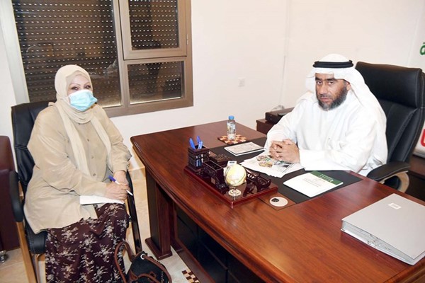 د. أحمد الملا يتحدث للزميلة ليلى الشافعي(محمد هاشم)