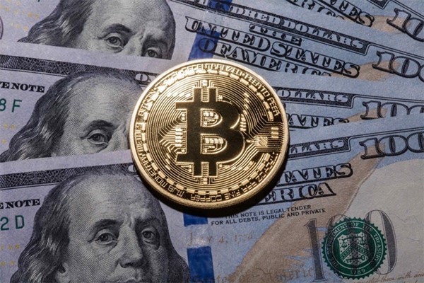 العملة المشفرة الأكبر بالعالم تخسر نحو 50% من أعلى مستوياتها هذا العام