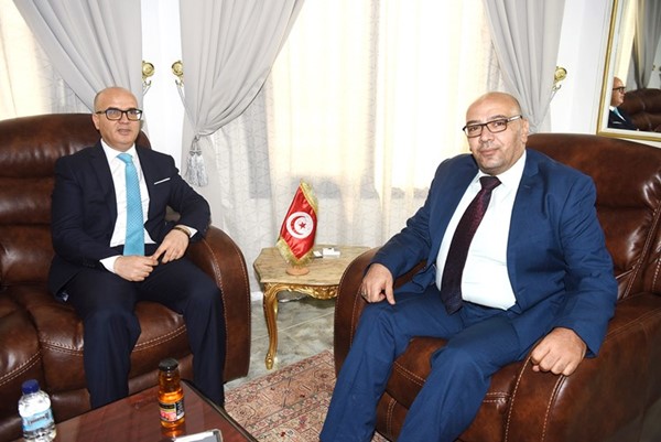 السفير التونسي الهاشمي عجيلي متحدثا للزميل أسامة دياب		 (أحمد علي)