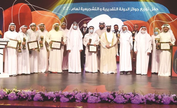 الوزير عبدالرحمن المطيري يتوسط الفائزين بجوائز الدولة التقديرية والتشجيعية لعام ٢٠٢٠	 (احمد علي)